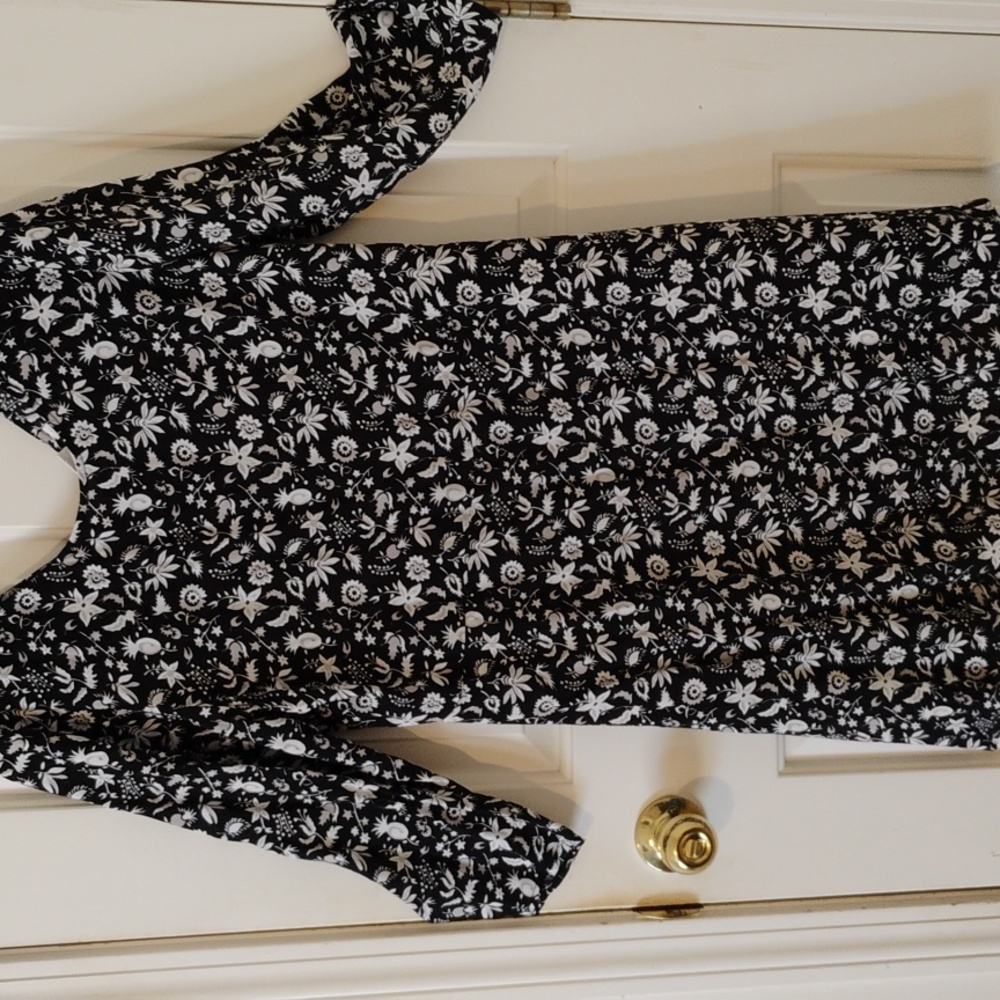 Soft and flowing dress from The Gap. Gently used polyester blend tropical print.